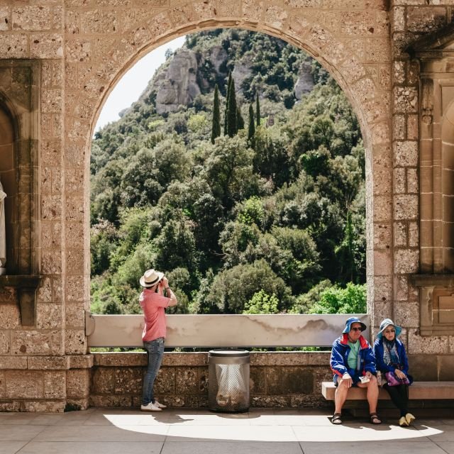 Barcelona: Excursão a Montserrat, Mosteiro e Vinho/Almoço Opcional