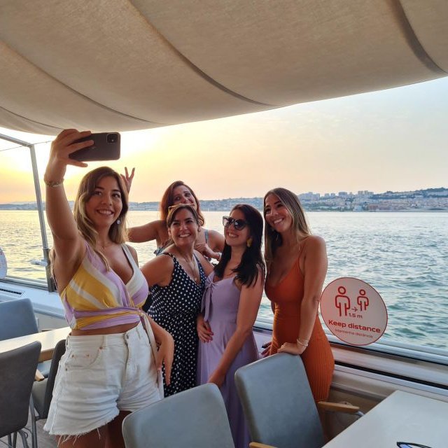Lisboa: Cruzeiro ao pôr do sol no rio Tejo com bebida de boas-vindas