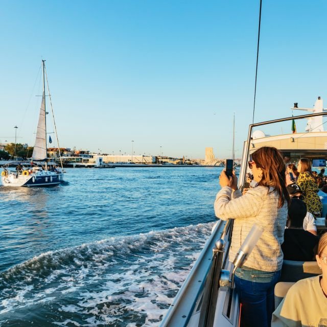 Lisboa: Cruzeiro ao pôr do sol no rio Tejo com bebida de boas-vindas