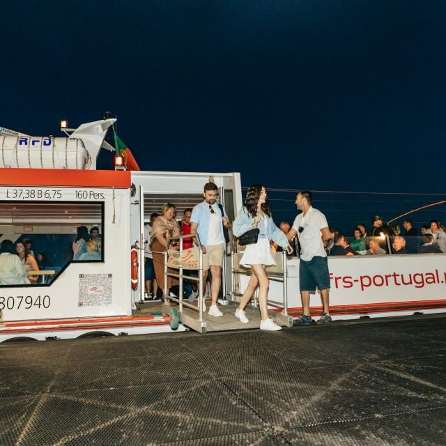 Lisboa: Cruzeiro ao pôr do sol no rio Tejo com bebida de boas-vindas