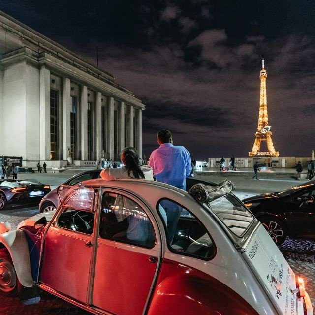 Paris: Descubra Paris à noite em um carro antigo com um local