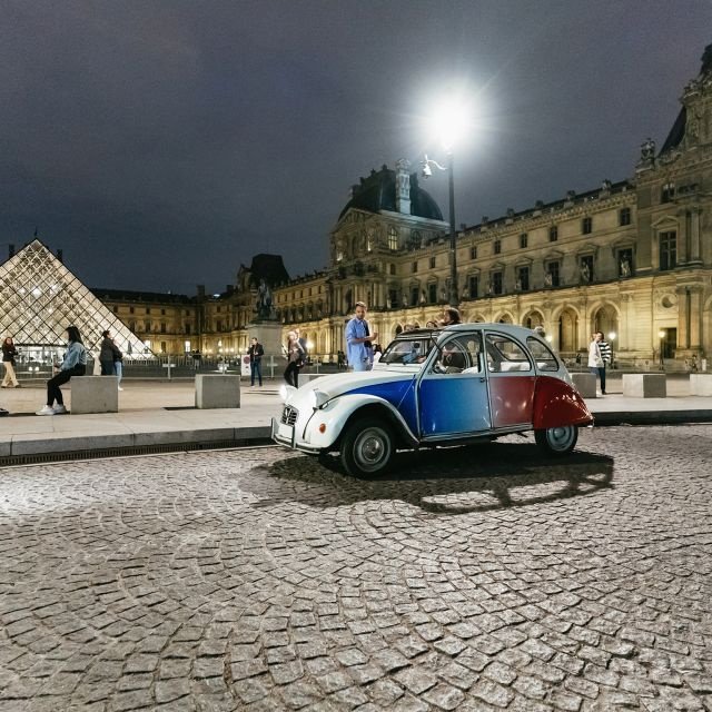 Paris: Descubra Paris à noite em um carro antigo com um local