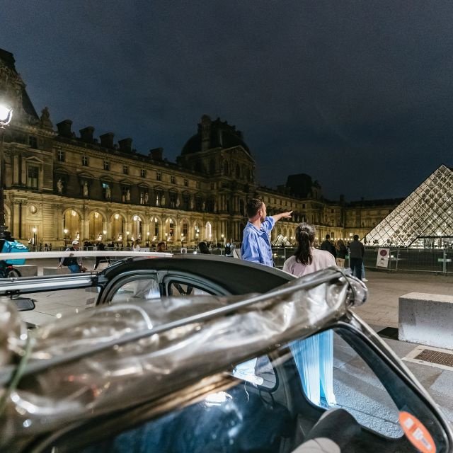 Paris: Descubra Paris à noite em um carro antigo com um local