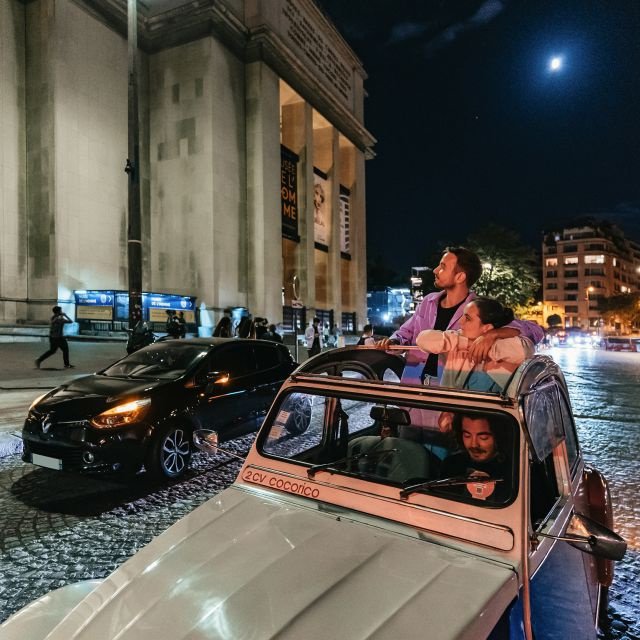 Paris: Descubra Paris à noite em um carro antigo com um local