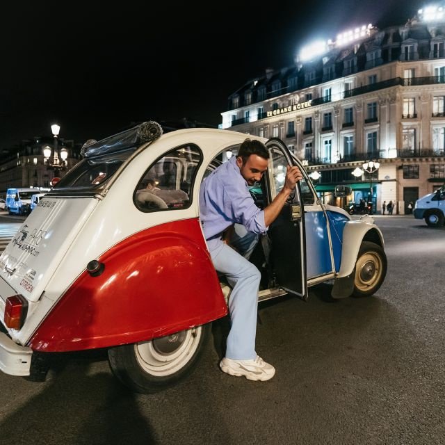 Paris: Descubra Paris à noite em um carro antigo com um local