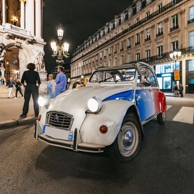 Paris: Descubra Paris à noite em um carro antigo com um local