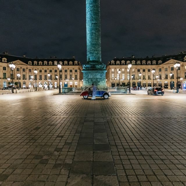 Paris: Descubra Paris à noite em um carro antigo com um local