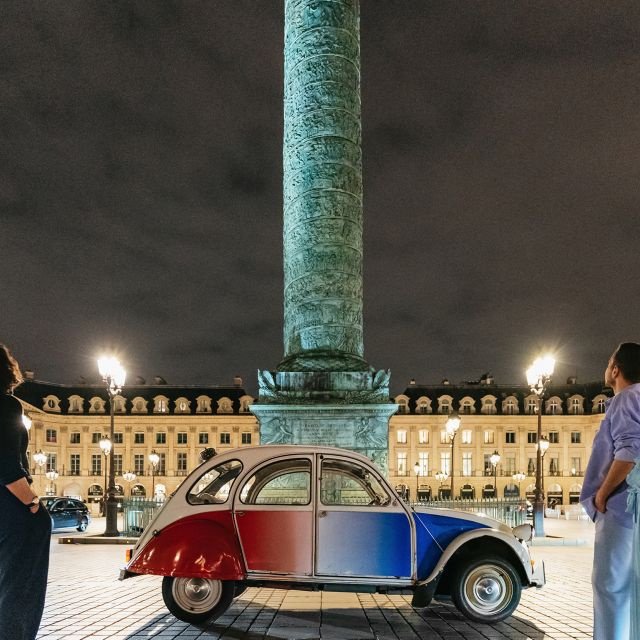 Paris: Descubra Paris à noite em um carro antigo com um local