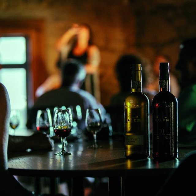 Porto: Adegas de Cálem, Show de Fado e Degustação de Vinhos