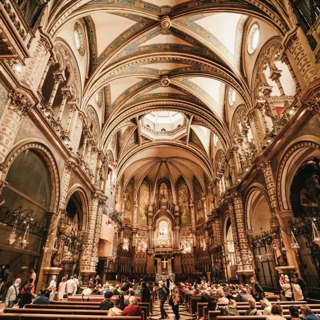 Barcelona: Excursão a Montserrat, Mosteiro e Vinho/Almoço Opcional