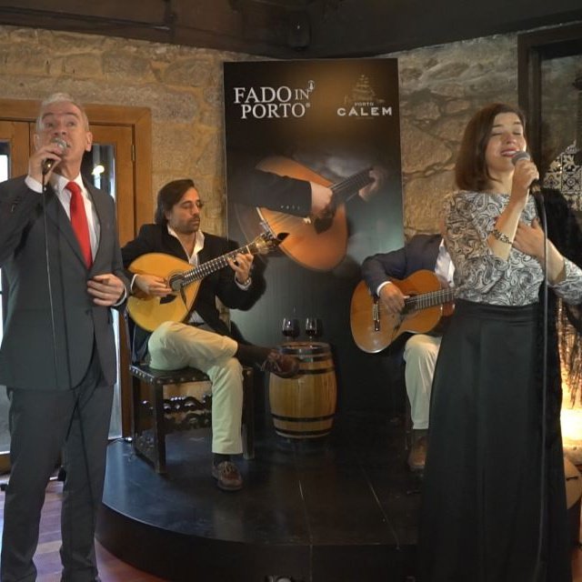 Porto: Adegas de Cálem, Show de Fado e Degustação de Vinhos