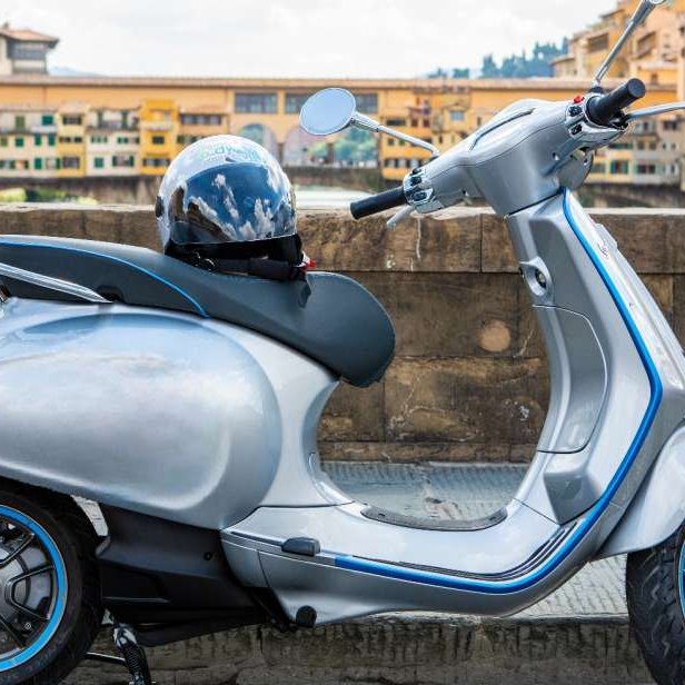 Florença: Aluguel de E-Vespa com Tour e Degustação de Smartphone