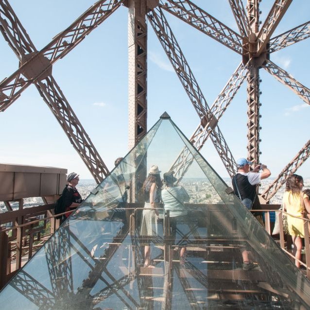 TORRE EIFFEL: TOUR E ACESSO DIRETO AO TOPO DE ELEVADOR