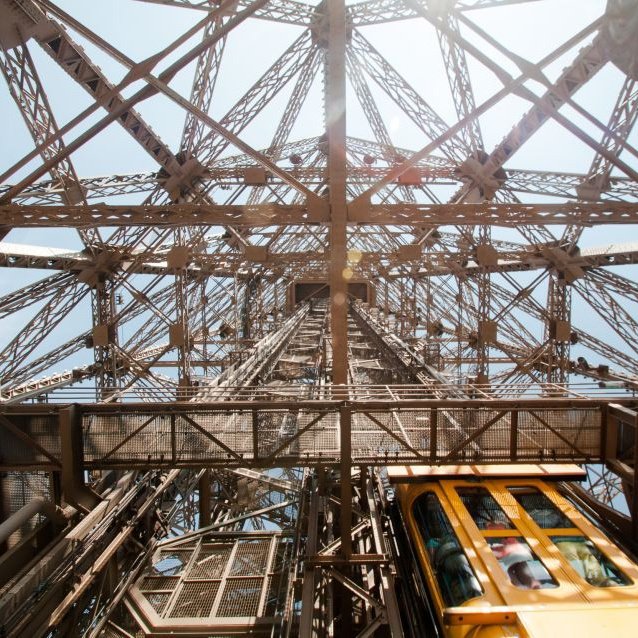 TORRE EIFFEL: TOUR E ACESSO DIRETO AO TOPO DE ELEVADOR