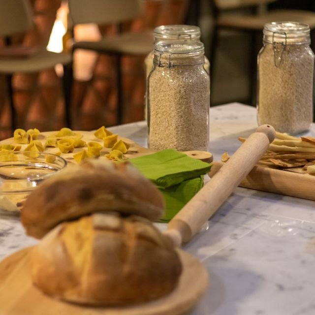 Milão: Aula de culinária de massa e tiramisu com vinho