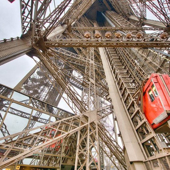 TORRE EIFFEL: TOUR E ACESSO DIRETO AO TOPO DE ELEVADOR