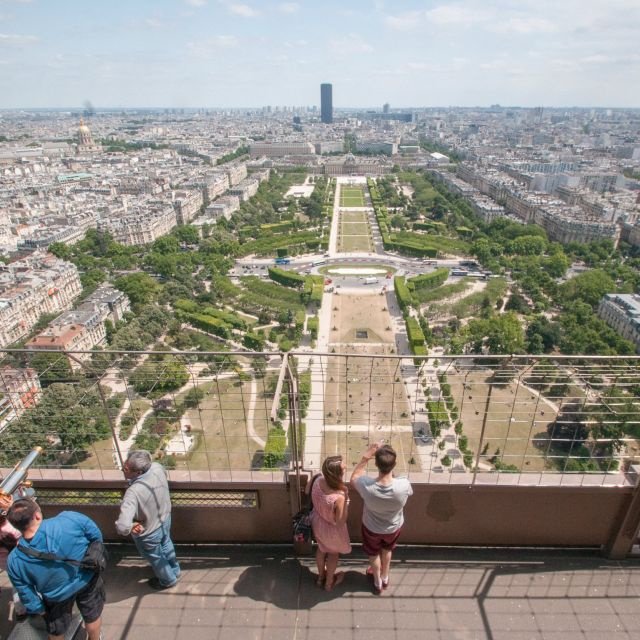 TORRE EIFFEL: TOUR E ACESSO DIRETO AO TOPO DE ELEVADOR