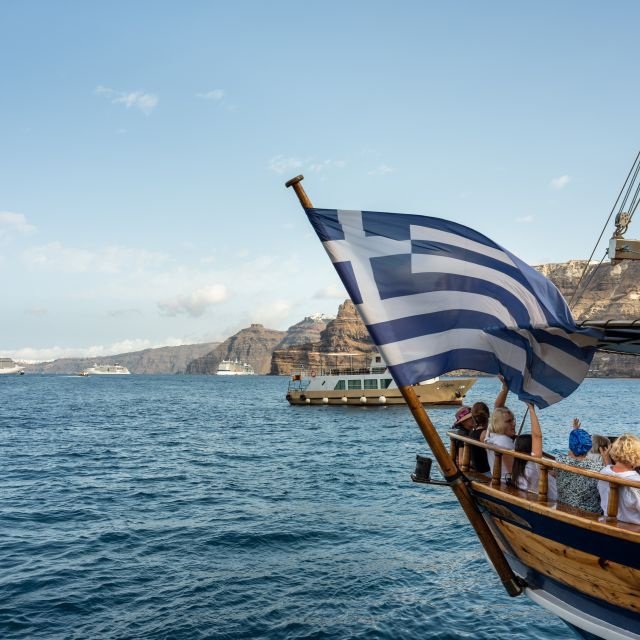 Santorini: Cruzeiro Ilhas Vulcânicas e Visita Fontes Termais