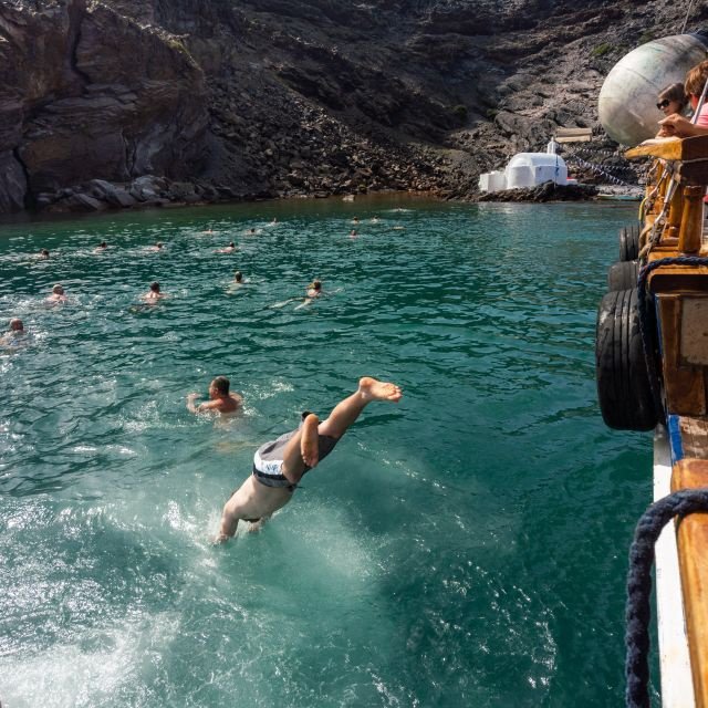 Santorini: Cruzeiro Ilhas Vulcânicas e Visita Fontes Termais