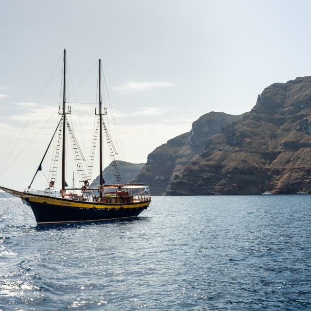 Santorini: Cruzeiro Ilhas Vulcânicas e Visita Fontes Termais