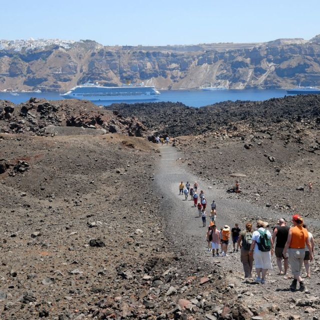 Santorini: Cruzeiro Guiado Ilhas Thirassia e Vulcão