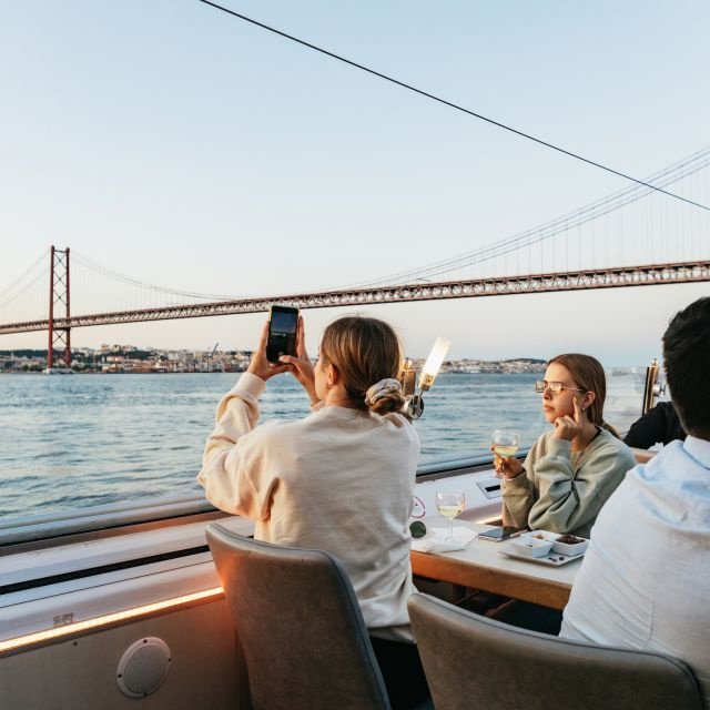 Lisboa: Cruzeiro ao pôr do sol no rio Tejo com bebida de boas-vindas
