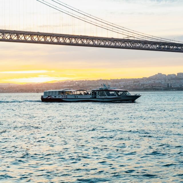 Lisboa: Cruzeiro ao pôr do sol no rio Tejo com bebida de boas-vindas