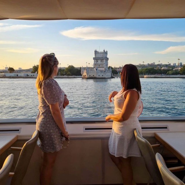 Lisboa: Cruzeiro ao pôr do sol no rio Tejo com bebida de boas-vindas
