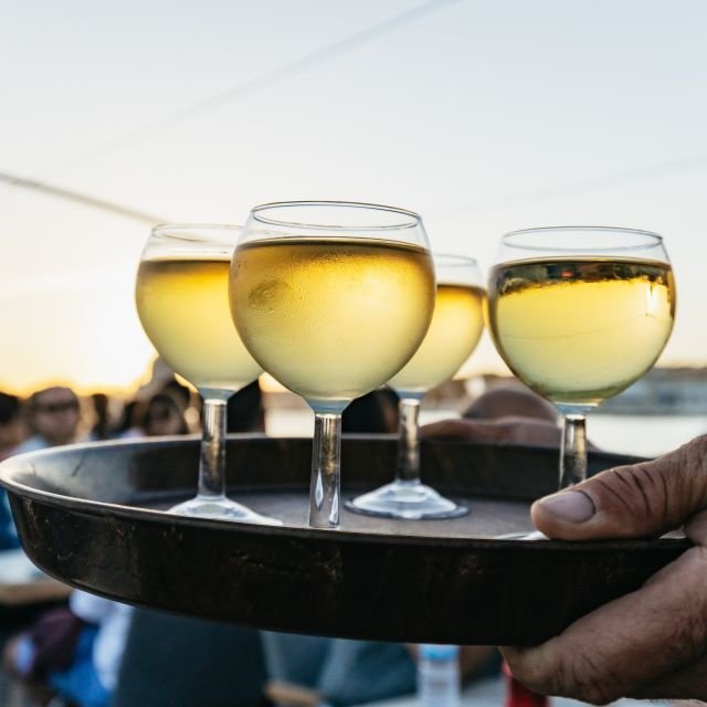 Lisboa: Cruzeiro ao pôr do sol no rio Tejo com bebida de boas-vindas