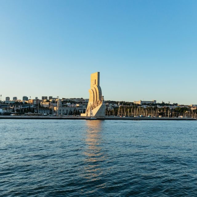 Lisboa: Cruzeiro ao pôr do sol no rio Tejo com bebida de boas-vindas