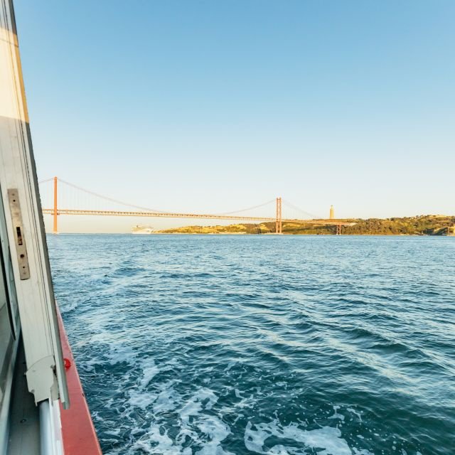 Lisboa: Cruzeiro ao pôr do sol no rio Tejo com bebida de boas-vindas