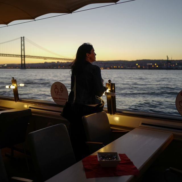 Lisboa: Cruzeiro ao pôr do sol no rio Tejo com bebida de boas-vindas