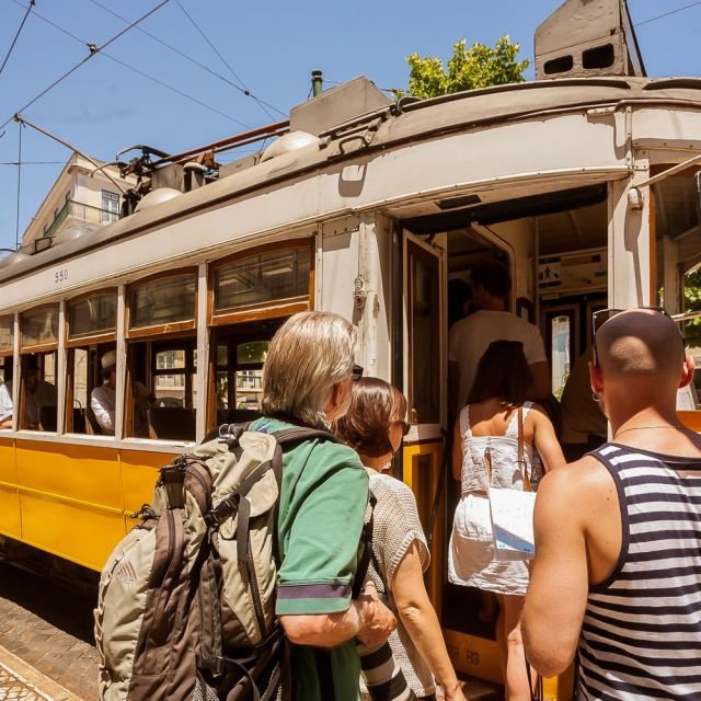 Lisboa: Passeio no Elétrico 28 e Excursão a Pé