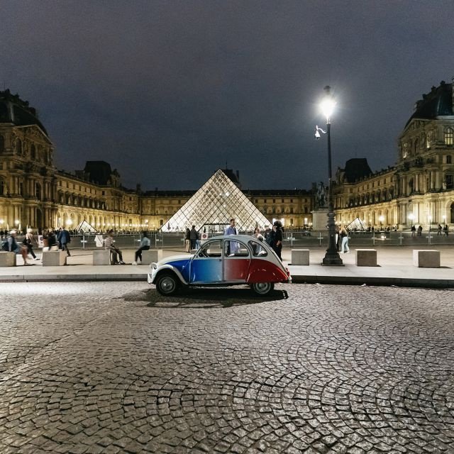 Paris: Descubra Paris à noite em um carro antigo com um local