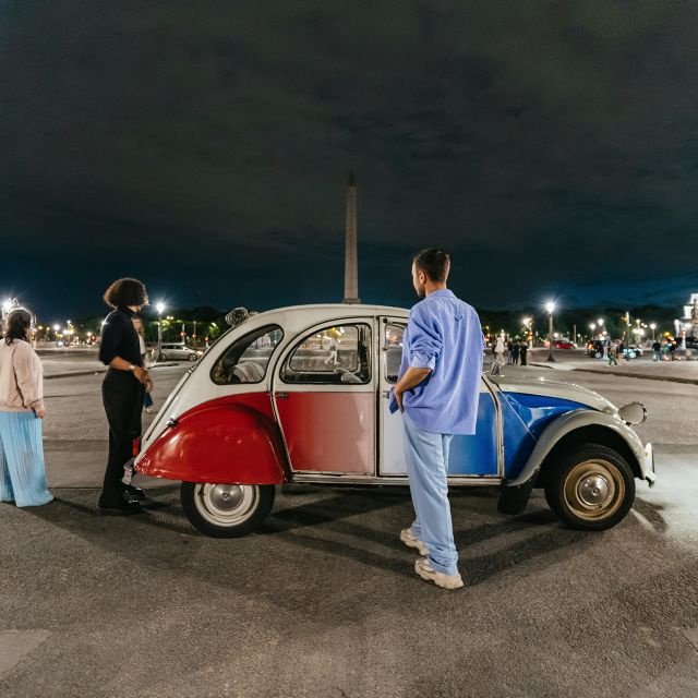 Paris: Descubra Paris à noite em um carro antigo com um local