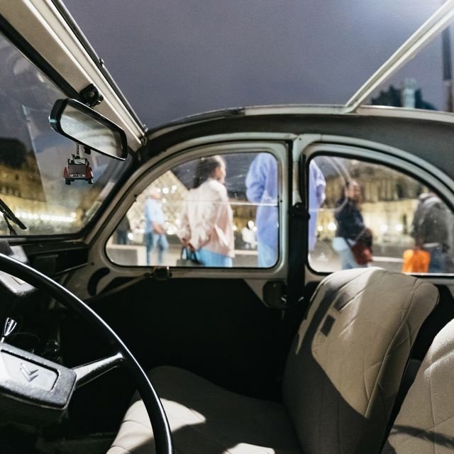 Paris: Descubra Paris à noite em um carro antigo com um local
