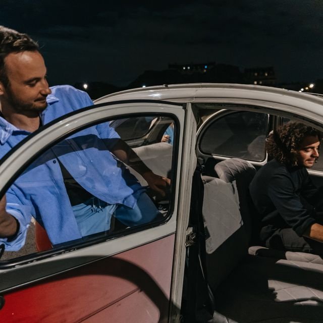 Paris: Descubra Paris à noite em um carro antigo com um local