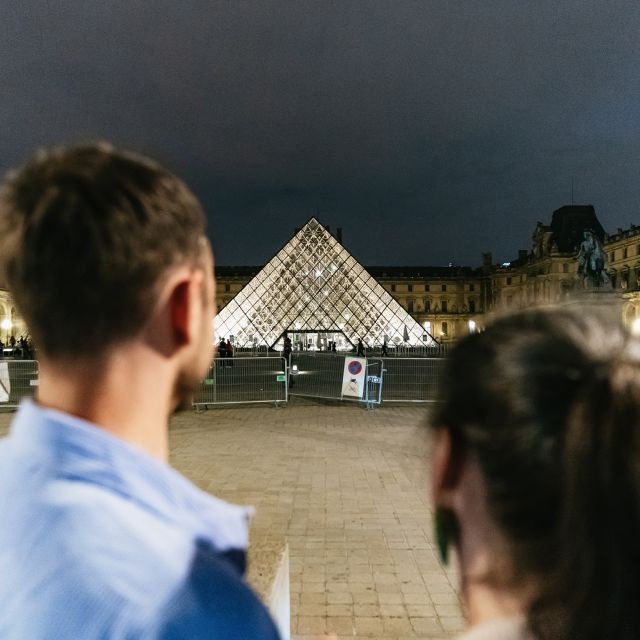 Paris: Descubra Paris à noite em um carro antigo com um local