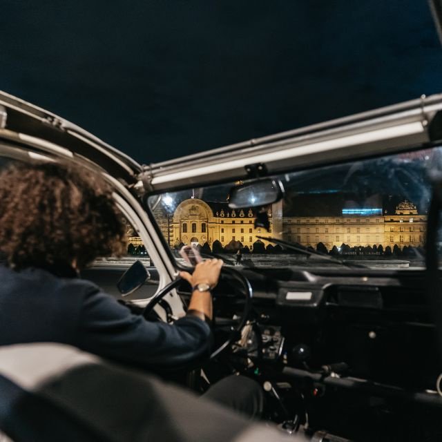 Paris: Descubra Paris à noite em um carro antigo com um local