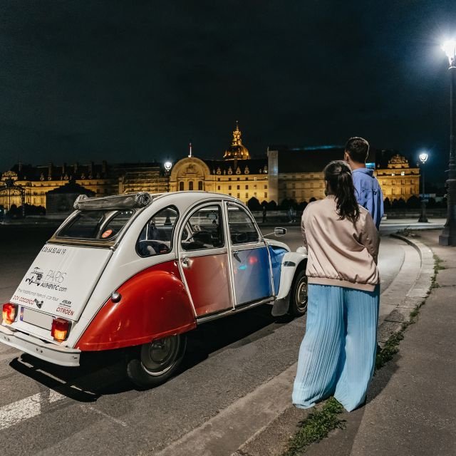 Paris: Descubra Paris à noite em um carro antigo com um local