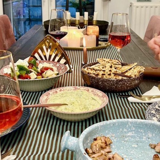 Atenas: aula de culinária grega guiada com jantar e vinho